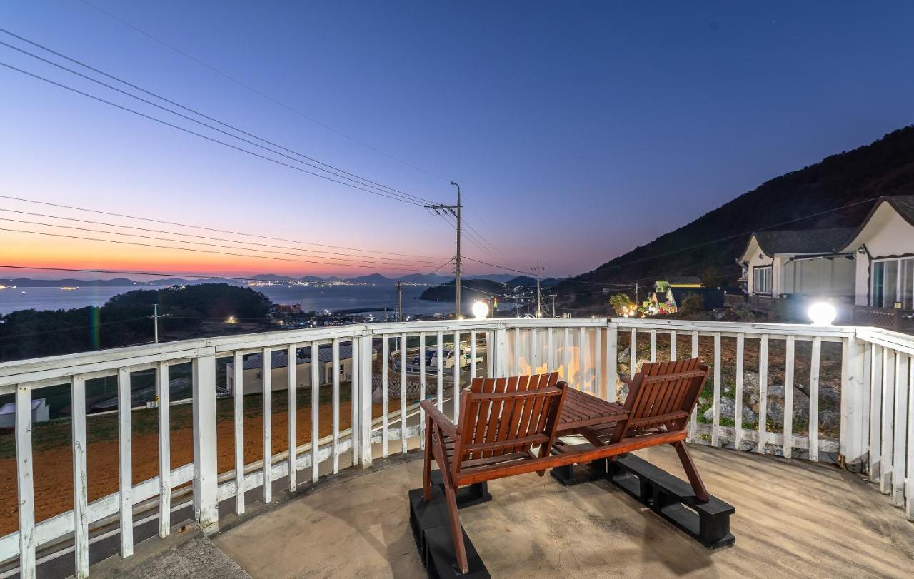 Namhae Whale'S Dream Villa Buitenkant foto